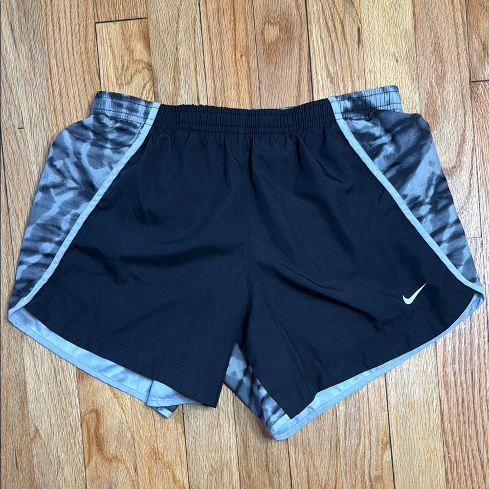 Nike Shorts Girl's Athletic Black and Gray Patterned Shorts Girls XL
